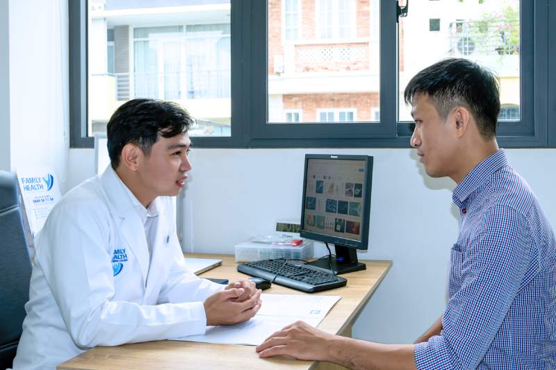 Nam giới cần đi khám ngay khi xuất hiện các triệu chứng đau buốt, chảy mủ niệu đạo hoặc sưng tấy tinh hoàn